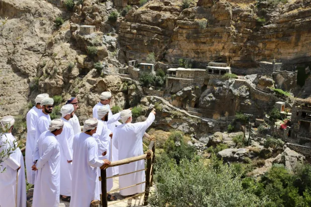 مسؤولون خلال افتتاح مشروع التطوير السياحي لقرية السوجرة في ولاية الجبل الأخضر بسلطنة عمان (تويتر)