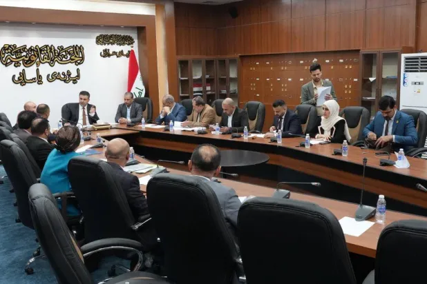 صورة نشرها موقع البرلمان العراقي من اجتماع اللجنة القانونية لمناقشة الانتخابات المحلية في مايو الماضي