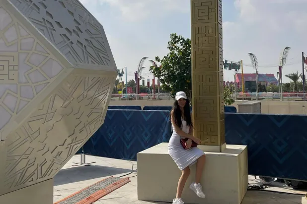 صوفي الشلح أمام «استوديوهات فوكس» التي صممتها في قطر (صوفي الشِّلح)