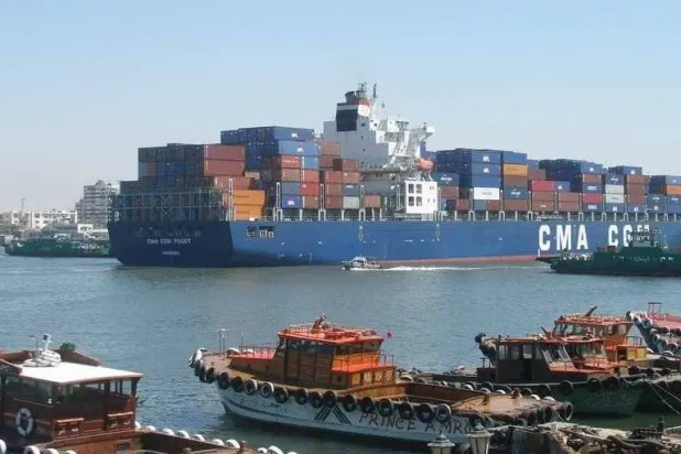 سفينة تحمل حاويات تمر عبر ممر قناة السويس (من موقع هيئة قناة السويس)