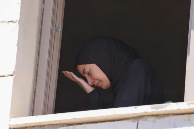 Filistinli bir kadın Batı Şeria’nın Burka köyünde öldürülen 19 yaşındaki Qusai Jamal Matan’ın dünkü cenaze töreninde ağlıyor (AFP)