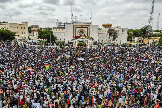 متظاهرون داعمون للجيش في نيامي الخميس (رويترز)