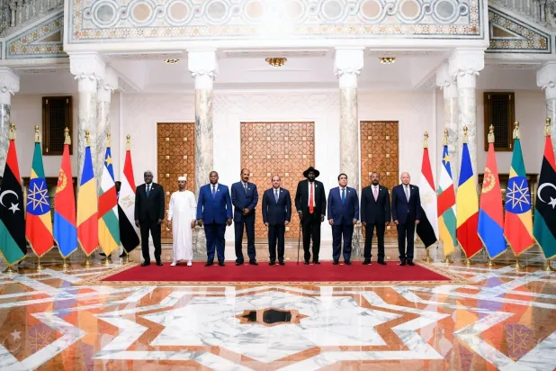 Geçtiğimiz ay Kahire’deki Sudan’a Komşu Ülkeler Zirvesi’ne katılanların toplu fotoğrafı (Mısır Cumhurbaşkanlığı)