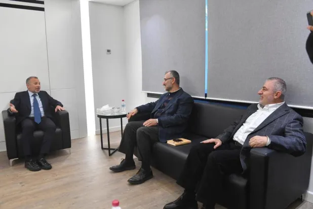 Cibran Basil ile Hizbullah Genel Sekreteri Siyasi Danışmanı Hüseyin el-Halil ve Hizbullah'ın İrtibat ve Koordinasyon Birimi Başkanı Vefik Safa arasında daha önce yapılan görüşmeden bir kare (İnternet siteleri)