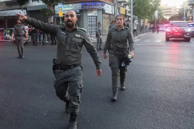 İsrail güvenlik personeli Tel Aviv'deki atış alanında (Reuters)