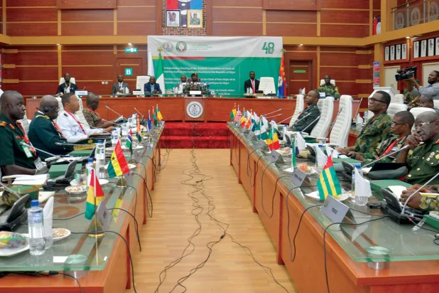 مسؤولون عسكريون في مجموعة «إيكواس» يبحثون أزمة النيجر في أبوجا الأربعاء (إ.ب.أ)