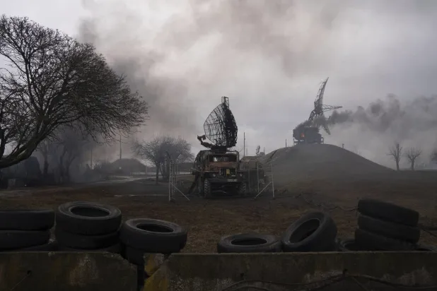 Rusya’nın Ukrayna’nın Mariupol şehrine düzenlediği saldırının ardından dumanlar yükseliyor (AP)