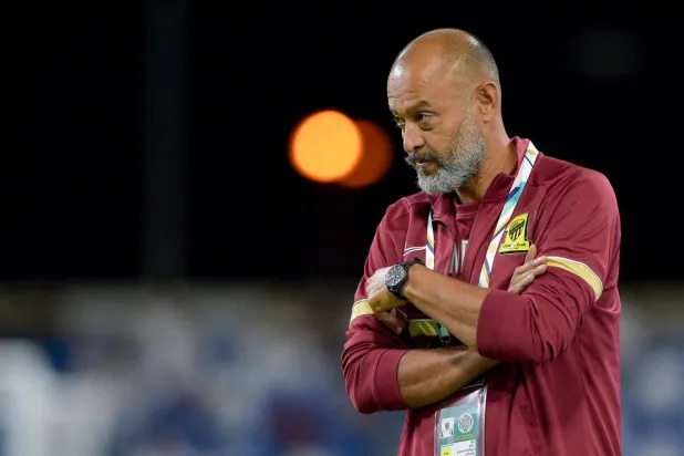 سانتو يتابع مباراة فريقه أمام الهلال في البطولة العربية (الاتحاد العربي)