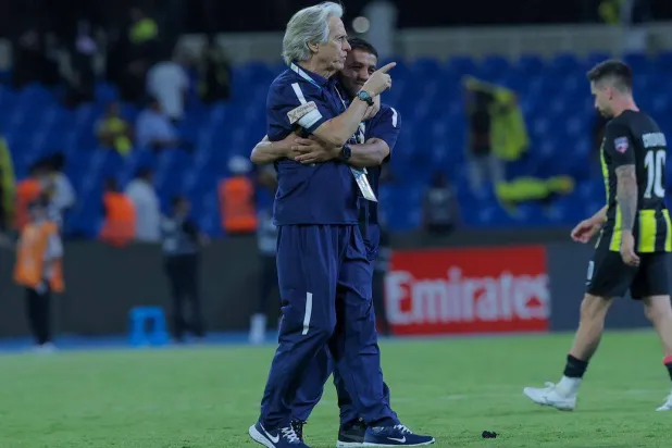 خيسوس محتفلاً مع مساعده الشلهوب عقب نهاية المباراة (تصوير: عبد العزيز النومان)