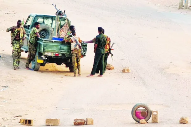 جنود من الجيش السوداني في إحدى مناطق الارتكاز بالخرطوم الشهر الماضي (أ.ف.ب)