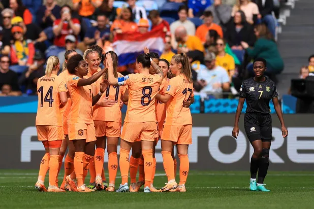 سعادة لاعبات هولندا بالتأهل (أ.ب)