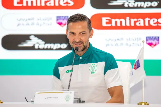 مدرب الرجاء البيضاوي خلال المؤتمر الصحافي السبت (الشرق الأوسط)