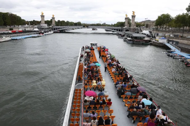 باخرة سياحية في نهر السين بباريس (رويترز)