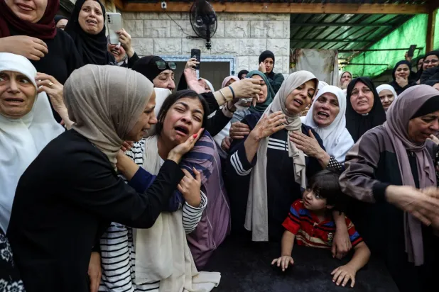 Batı Şeria’daki cenaze töreninde yerleşimciler tarafından öldürülen Filistinli gencin yakınları (AFP)