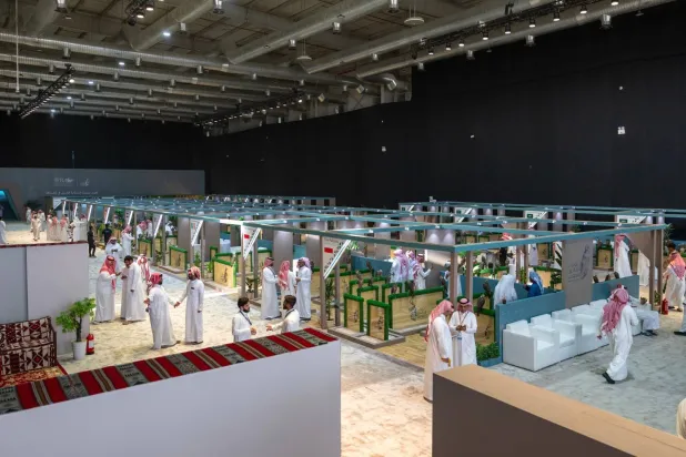 جانب من مزاد لبيع نخبة الصقور في العاصمة الرياض