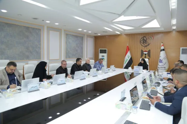 وزيرة الاتصالات العراقية هيام الياسري ترأس اجتماعاً للوزارة أمس (فيسبوك)