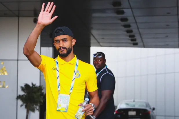 العمري لدى مرافقته فريق «النصر» إلى ملعب المحالة تأهباً لمواجهة «الرجاء» المغربي (نادي النصر)