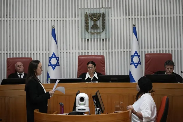 İsrail Yüksek Mahkemesi Başkanı Esther Hayut, Yargıçlar Uzi Fogelman (solda) ve Yitzhak Amit (sağda) ile birlikte, Başbakan’ın görevden alınmasını sınırlayan yasaya karşı sunulan dilekçeyle ilgili duruşma sırasında (AP)