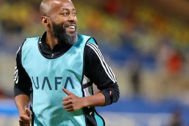 إسماعيل مطر يجري تدريبات الإحماء خلال مباراة الشباب (تصوير: عبد العزيز النومان)