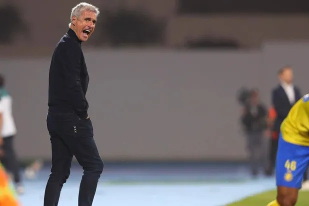 كاسترو يوجه لاعبيه خلال المباراة (المركز الإعلامي لنادي النصر)