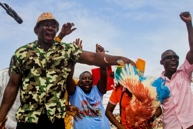 مؤيدون للانقلاب العسكري في النيجر ومناهضون لفرنسا خلال تجمع حاشد في أحد ملاعب نيامي (رويترز) 