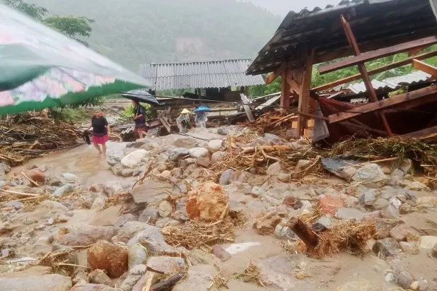 جانب من الدمار الذي لحق أحد المنازل جراء التغيرات المناخية في فيتنام (وكالة فيتنام للأنباء - إ.ب.أ)