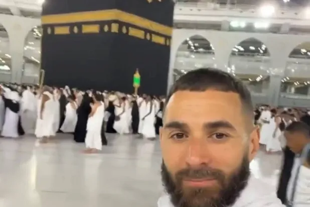 الفرنسي كريم بنزيمة خلال تأديته مناسك العمرة (حساب بنزيمة في «إكس»)