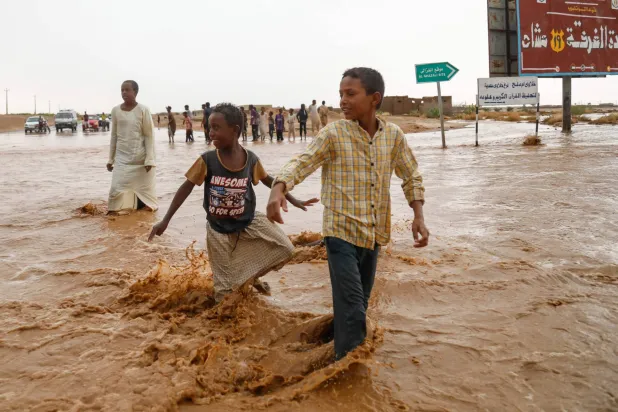 السيول تغرق شوارع أمدرمان (أ.ف.ب)