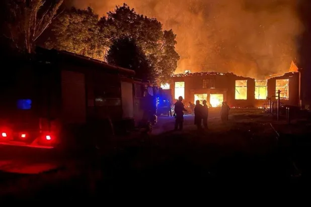 Ukrayna'nın Kobyansk kentindeki bir kan nakli merkezinin Rusya tarafından bombalanmasının ardından dumanlar yükseldi (Reuters)