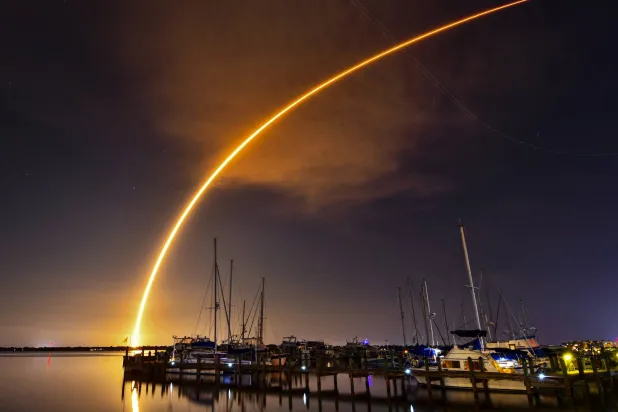 صاروخ «سبيس إكس فالكون 9» يحمل أقمار «ستارلينك» الاصطناعية يترك أثراً بعد إطلاقه من محطة «كيب كانافيرال» للقوة الفضائية كما شوهد من كوكوا - فلوريدا (أ.ب)