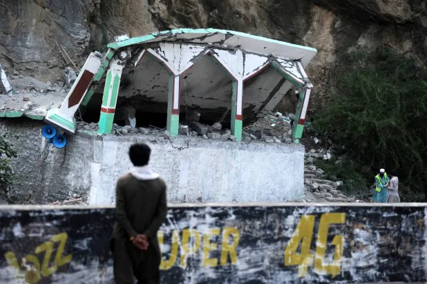 Güvenlik personeli, 25 Temmuz 2023'te intihar saldırının gerçekleştirildiği Hayber Pakhtunkhwa eyaletinin (Peşaver) Hayber ilçesindeki yol kenarındaki camide çalışırken (DPA)