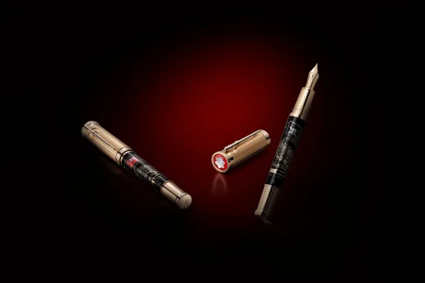 يحمل الغطاء المصنوع من الذهب الخالص نقشاً يدوياً ثلاثي الأبعاد مع عناصر زخرفية مختلفة (مون بلان)