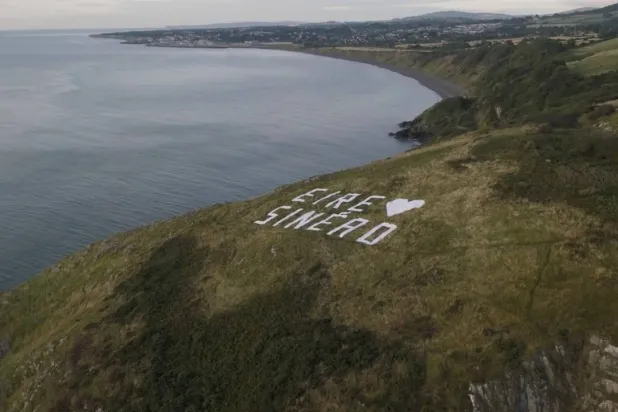 آيرلندا تكرّم المغنية شينيد أوكونور على أحد التلال في بلدة براي الساحلية