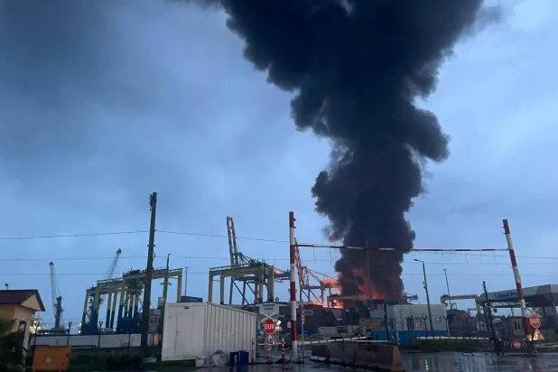 دخان أسود من حريق في ميناء إسكندرونة بعد الزلزال الذي وقع فيها 6 فبراير 2023 (رويترز)