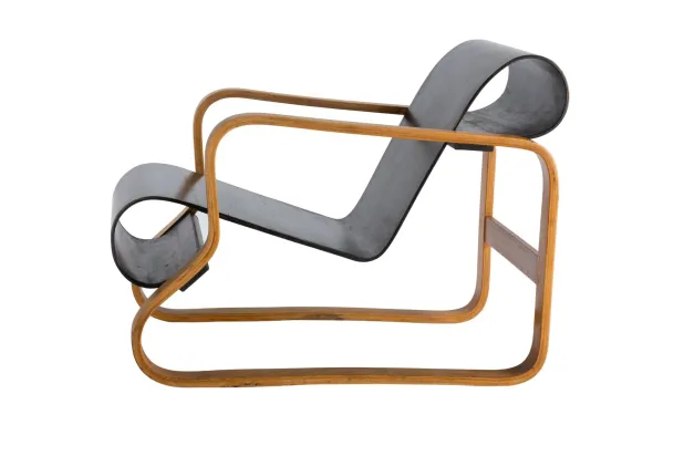 كرسي «فاسيلي» بذراعين من تصميم مارسيل بروير