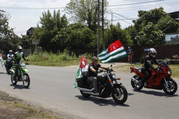 Motosikletliler, 23 Temmuz’da başkent Sohum’daki Ulusal Gün sırasında Abhazya bayrağını dalgalandırıyor (EPA)