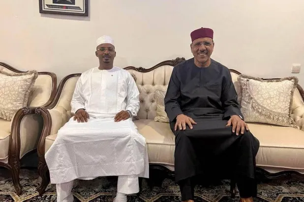 تظهر هذه الصورة التي تم الحصول عليها من صفحة الفيسبوك لرئيس تشاد الجنرال محمد إدريس ديبي وهو يلتقي برئيس النيجر المخلوع محمد بازوم في نيامي في 30 يوليو 2023 (أ.ف.ب)