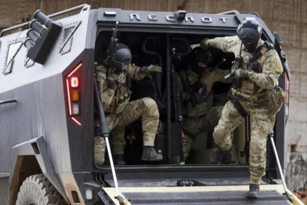 عناصر من شرطة صرب البوسنة خلال تدريبات في جبل جاهورينا في البوسنة والهرسك الجمعة 22 أكتوبر 2021 (أ.ب)