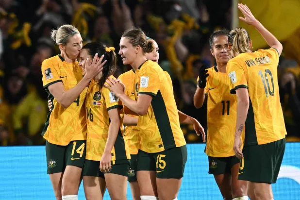 فرحة لاعبات أستراليا بعد الفوز والتأهل (إ.ب.أ)