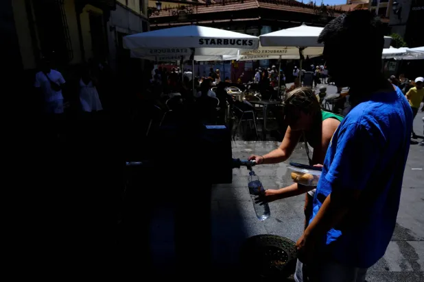 سياح في مدريد (رويترز)