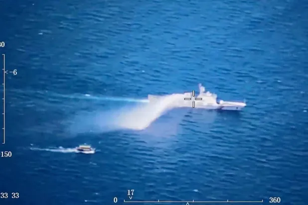 الفلبين تتهم خفر السواحل الصينيين بإطلاق خراطيم المياه على السفن الفلبينية التي كانت تنقل عتادا لطواقمها العسكرية (رويترز)