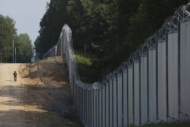 Polonya ve Belarus sınırları arasındaki ayırma duvarı (AP)