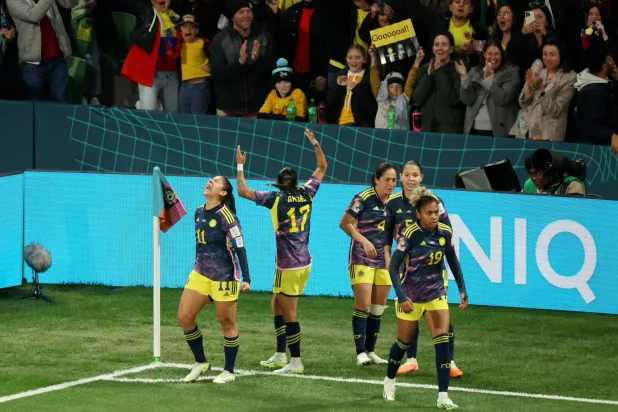 فرحة كولومبية بالفوز والتأهل (رويترز)