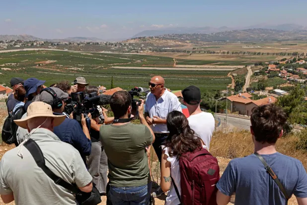 جبل الشیخ بریگیڈ کے سابق کمانڈر کوبی ماروم، 2 اگست کو لبنان کی سرحد پر واقع قصبے المطلہ میں میڈیا کے دورے کے دوران صحافیوں سے بات کر رہے ہیں۔ (اے ایف پی)