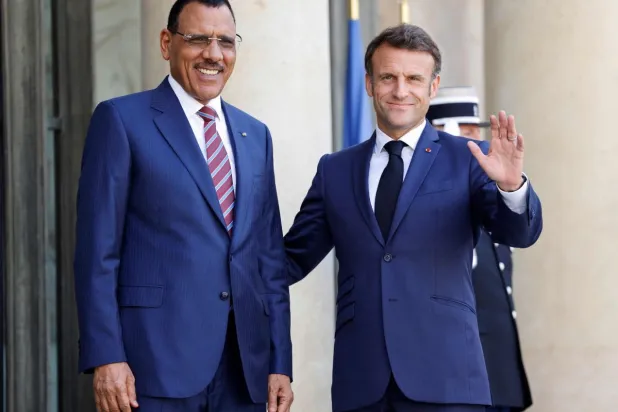 الرئيس الفرنسي إيمانويل ماكرون يستقبل رئيس النيجر محمد بازوم في الإليزيه في 23 يونيو 2023 (أ.ف.ب)