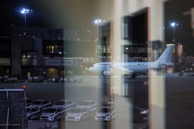 صورة عبر النافذة لطائرة وسيارات في مطار فرانكفورت بألمانيا (أرشيفية - رويترز)