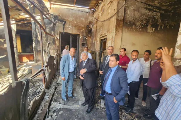 مسؤولون بالنيابة الإدارية في مصر لدى معاينتهم موقع حريق وزارة الأوقاف (النيابة الإدارية على «فيسبوك»)