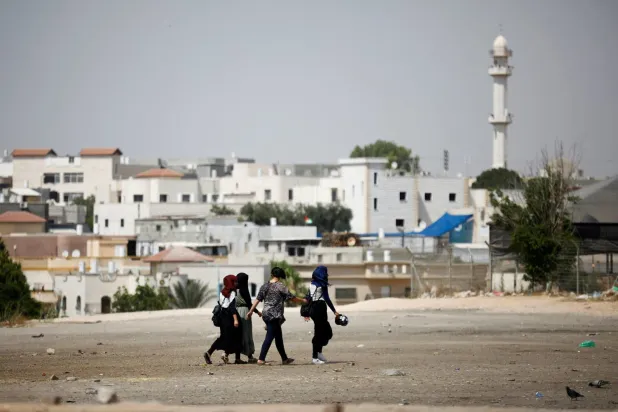 İsrail’in güneyindeki Rahat şehrinin kenar semtlerindeki kızlar (Reuters)