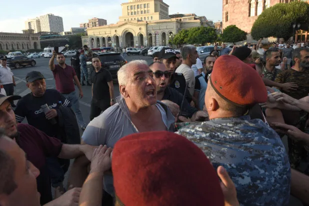 الشرطة توقف متظاهراً في يريفان (أ.ف.ب)