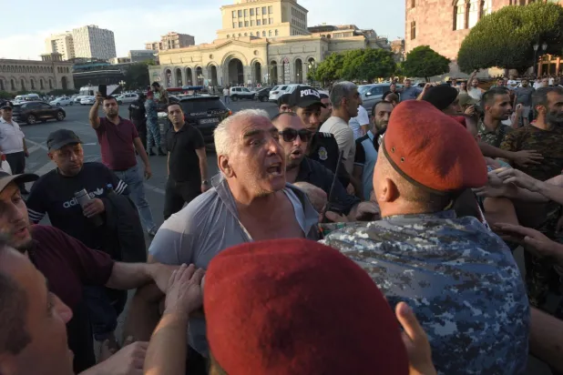 Polis Erivan’da bir protestocuyu tutukladı (AFP)